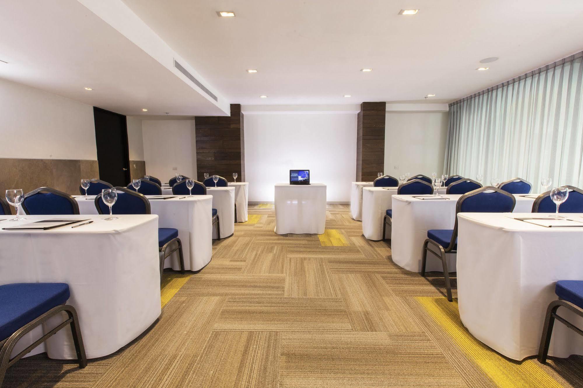 Krystal Urban Guadalajara Hotel Luaran gambar